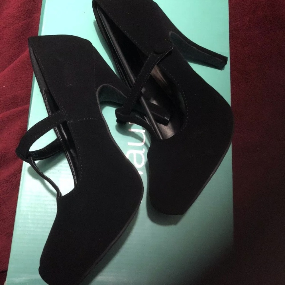 Never worn! New with the box. Size 8